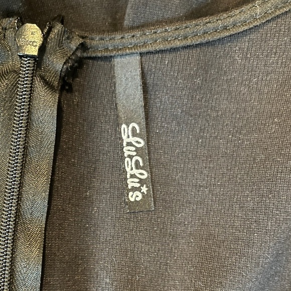 Lulu’s size M, deep plunge black dress - Picture 5 of 5